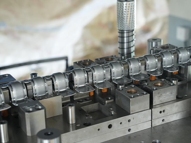 Hvad sker der inde i en fabrik for at fremstille metalstemplingsdele?